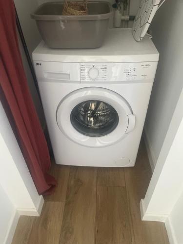 a washing machine with a bowl on top of it at Résidence Petra Paolina in Folelli