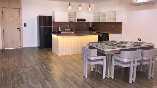 Η κουζίνα ή μικρή κουζίνα στο Private Villa AL Mamsha With Private Pool