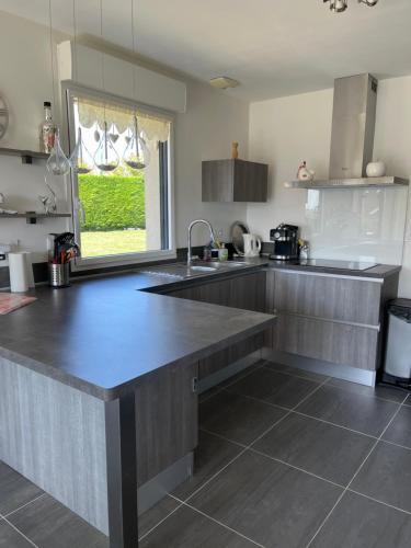 une cuisine avec un grand îlot au milieu dans l'établissement Bienvenue à la maison, à Étaples