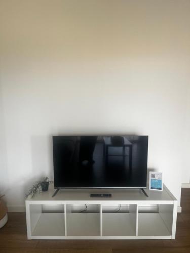 a flat screen tv sitting on top of a white entertainment center at Résidence Petra Paolina in Folelli