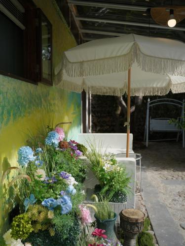 an umbrella and some flowers in a patio at Huangshan Hongcun Weizhashan Xunxi Hotel in Huangshan