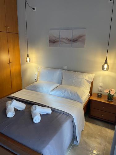 a bedroom with a bed with two towels on it at The Hidden Lodge in Karpenision