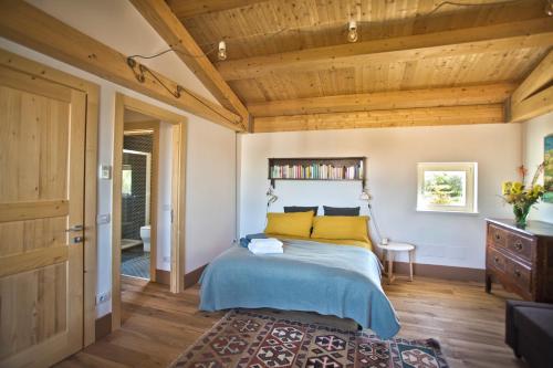 een slaapkamer met een bed en een houten plafond bij Agriturismo Pietre di Gelo in Carlentini