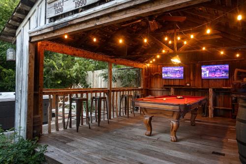 フレデリックスバーグにあるCharmed Haus - Hot tub & Pool Tableのバーのデッキにあるビリヤード台