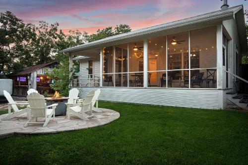 フレデリックスバーグにあるCharmed Haus - Hot tub & Pool Tableのパティオ(白い椅子、芝生の上のテーブル付)