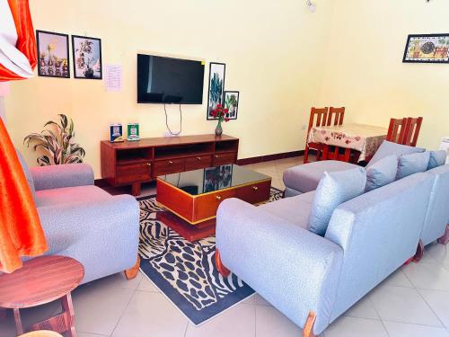 TV o dispositivi per l'intrattenimento presso Pearl Lulu -3 Bedroom Apartments near Zanzibar Ferry and DownTown