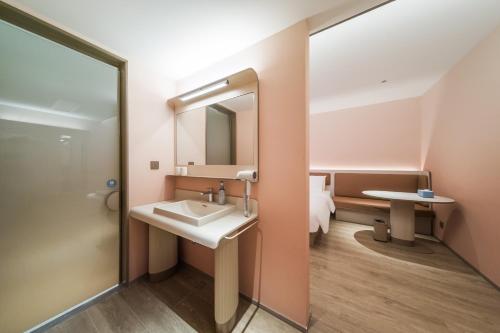a bathroom with a sink and a mirror at Hanting Hotel Beijing Fangshan Changyang Aerospace City Electronic Technology Park in Beijing