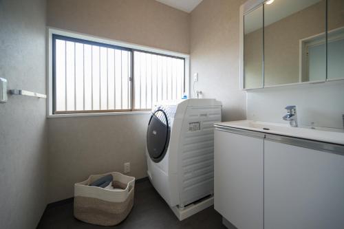 茅ヶ崎市にあるSeaBreeze Shirahama Seaside Retreat for Family and Work Stayのランドリールーム(洗濯機、シンク付)