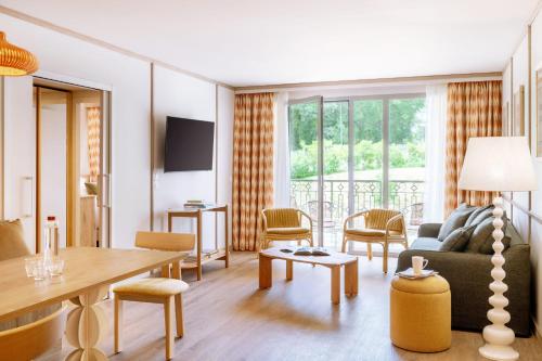 a living room with a couch and a table at La Résidence - Thalazur Arcachon in Arcachon