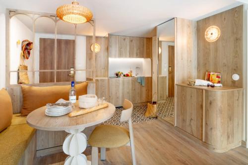 a living room with a table and a couch at La Résidence - Thalazur Arcachon in Arcachon