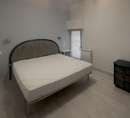 ein Schlafzimmer mit einem Bett in einem Zimmer in der Unterkunft Le Monte Cristo in Les Bussolleries