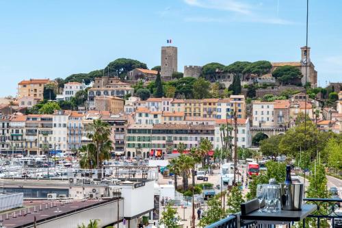 - une vue sur une ville avec des bâtiments dans l'établissement Prestige & Comfort Facing the Palais des Festivals, à Cannes