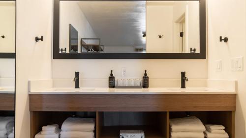 a bathroom with two sinks and a large mirror at High Creek Lodge and Cabins in Pagosa Springs