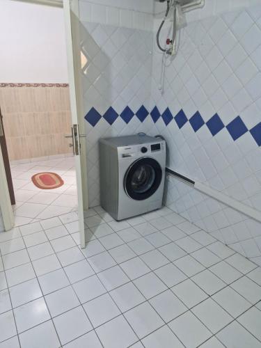 a washing machine in the corner of a bathroom at Très bonne appartement au cœur d'Oujda in Oujda