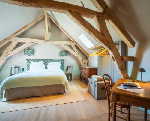 a bedroom with a bed and a desk at Le Domaine de Richebourg - Pierres d'Histoire in Richebourg
