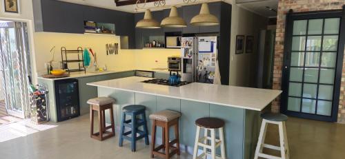 Una cocina o zona de cocina en Alimandi Villa