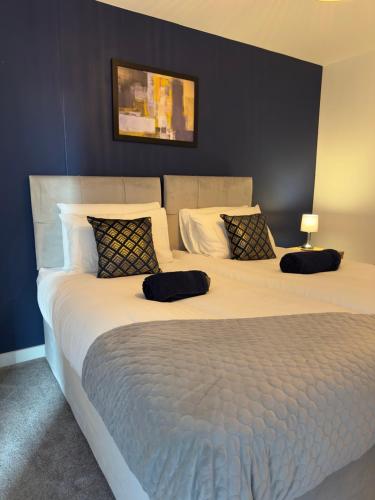 Postel nebo postele na pokoji v ubytování City Centre Paradise with FREE GYM and COFFE