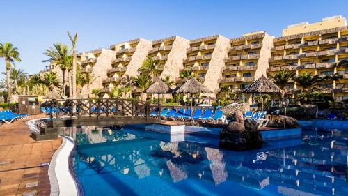 a resort with a swimming pool and a resort at Apartamento Espectacular con Vistas al Mar en Bahía Feliz in Playa del Aguila