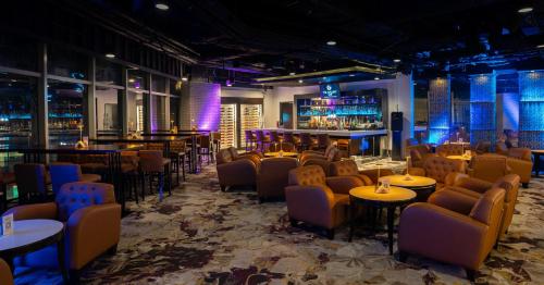 Restoran atau tempat lain untuk makan di Crowne Plaza Manila Galleria by IHG
