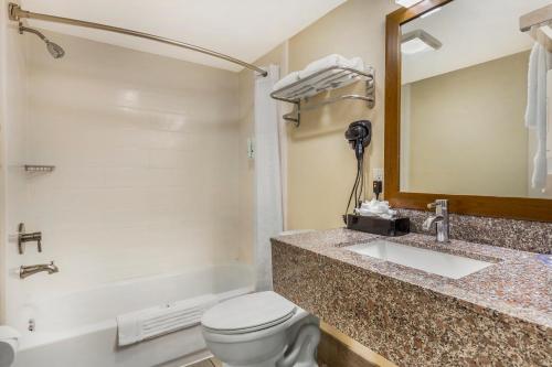 Ванная комната в Quality Inn & Suites Spring Lake - Fayetteville near Fort Bragg