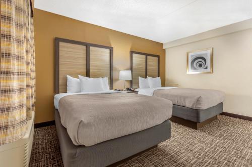 Кровать или кровати в номере Quality Inn & Suites Spring Lake - Fayetteville near Fort Bragg