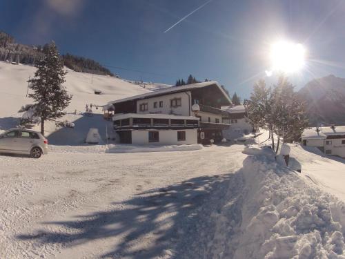 バーワングにあるAlpenperleの雪道