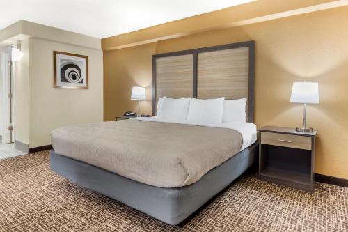 Кровать или кровати в номере Quality Inn & Suites Spring Lake - Fayetteville near Fort Bragg
