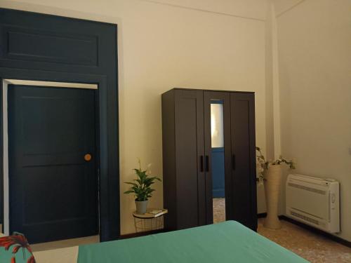 a bedroom with a black door and a mirror at Dimora FinAmore 29 - Casa Vacanze in Lanciano