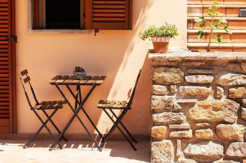 a table and two chairs sitting next to a wall at Diego Pool-Suite in Gello
