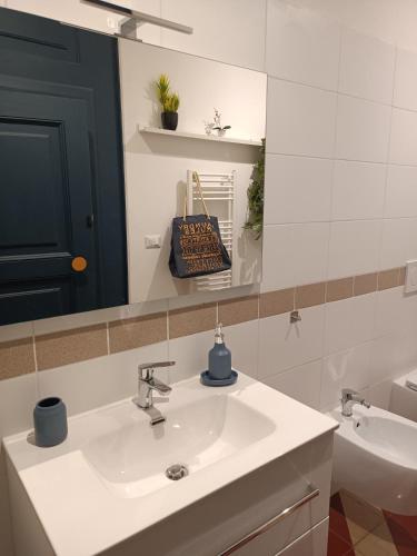 a bathroom with a white sink and a mirror at Dimora FinAmore 29 - Casa Vacanze in Lanciano