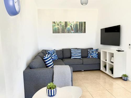 ein Wohnzimmer mit Sofa und Fernseher in der Unterkunft Horizonte Azul in Tías