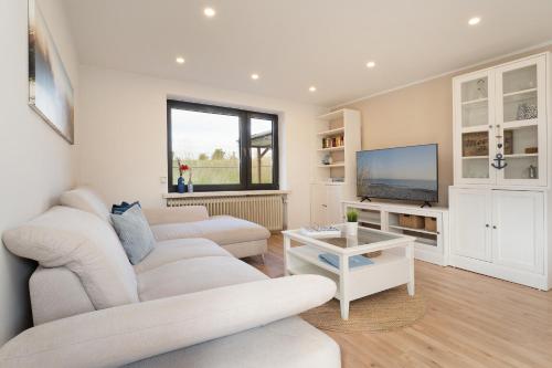 トムスドルフにあるLandhaus Ostseeglückのソファ2つとテレビのあるリビングルーム