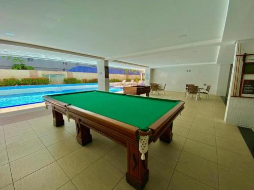 una mesa de billar en una habitación con piscina en Tambaú Beira-Mar, en João Pessoa