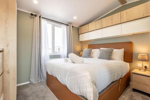 Postel nebo postele na pokoji v ubytování Lodge No 58 - Stewart's Resort Cameron