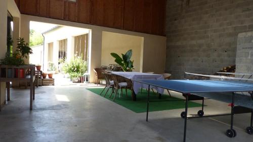 Πινγκ πονγκ στο Logement au cœur de la vallée de la Dordogne ή εκεί κοντά