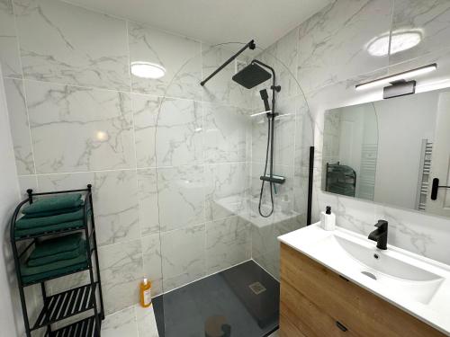 Ένα μπάνιο στο Les Appartements du Mas - Diamant