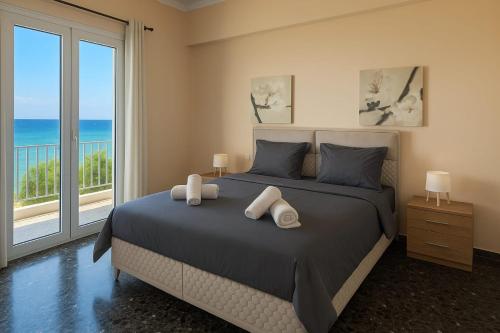 Una cama o camas en una habitación de Beachfront Bliss Oasis