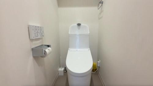ein Badezimmer mit einer weißen Toilette in einer Kabine in der Unterkunft Kumo 云 in Osaka