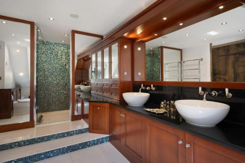 Ένα μπάνιο στο Luxury Stay with Pool, Hot Tub, Gym and Garden