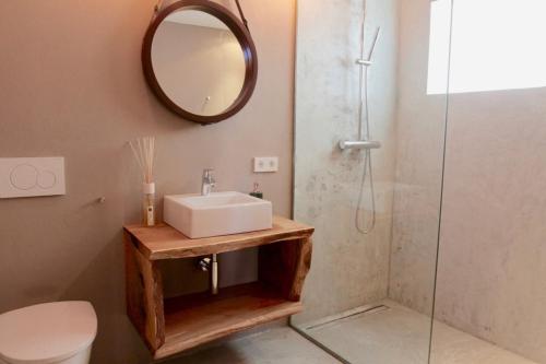 Ένα μπάνιο στο Tranquil Retreat Villa in Cap Martinet, 1063