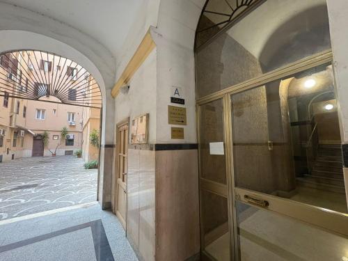 una entrada a un edificio con una puerta de vidrio en Anna Bijoux - Vatican City & Metro Ottaviano, en Roma