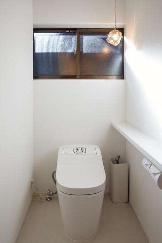 un bagno con wc e finestra di Sauna Villa ITADORI サウナヴィラ板取 a Sekimachi