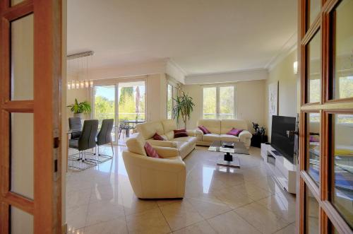 Lumineux 3 chambres TERRASSE PISCINE PARKING A3B134