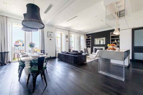 un salon avec une table et un canapé dans l'établissement Prestige & Comfort Facing the Palais des Festivals, à Cannes