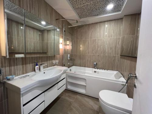 Et badeværelse på Centaurus Mall Private Luxury Apartments Islamabad