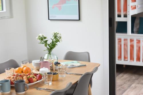 ein Tisch mit einem Teller Obst darauf in der Unterkunft Trevassack Holidays in Helston