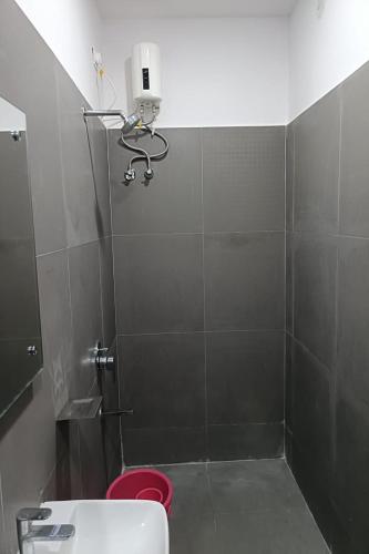 Bilik mandi di Hotel Saffron Groves
