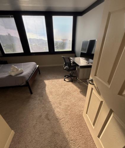 Χώρος καθιστικού στο Sweeping Stadium Views TOP LOCATION BEST VIEWS FAST WIFI 24-7 Gym Lounge Roku