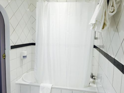 Salle de bains dans l'établissement Hôtel Le Capitole