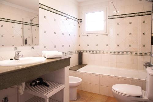 Ένα μπάνιο στο Luxury Villa in Binibeca with Jacuzzi